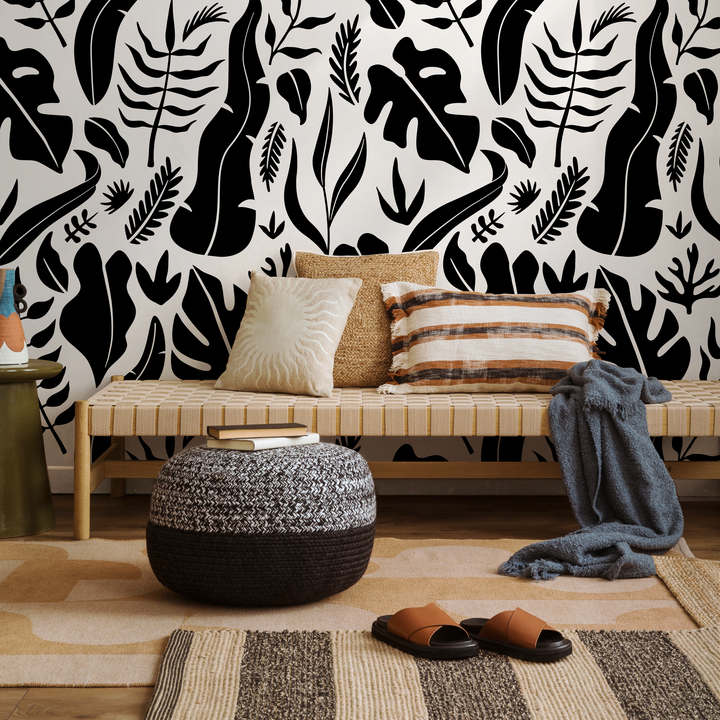 Botanical Wallpaper Featuring a Bold Tropical Leaf Motif in Black and White - C261