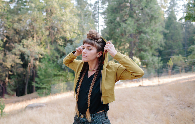 Cropped Hoodie In Pea Soup