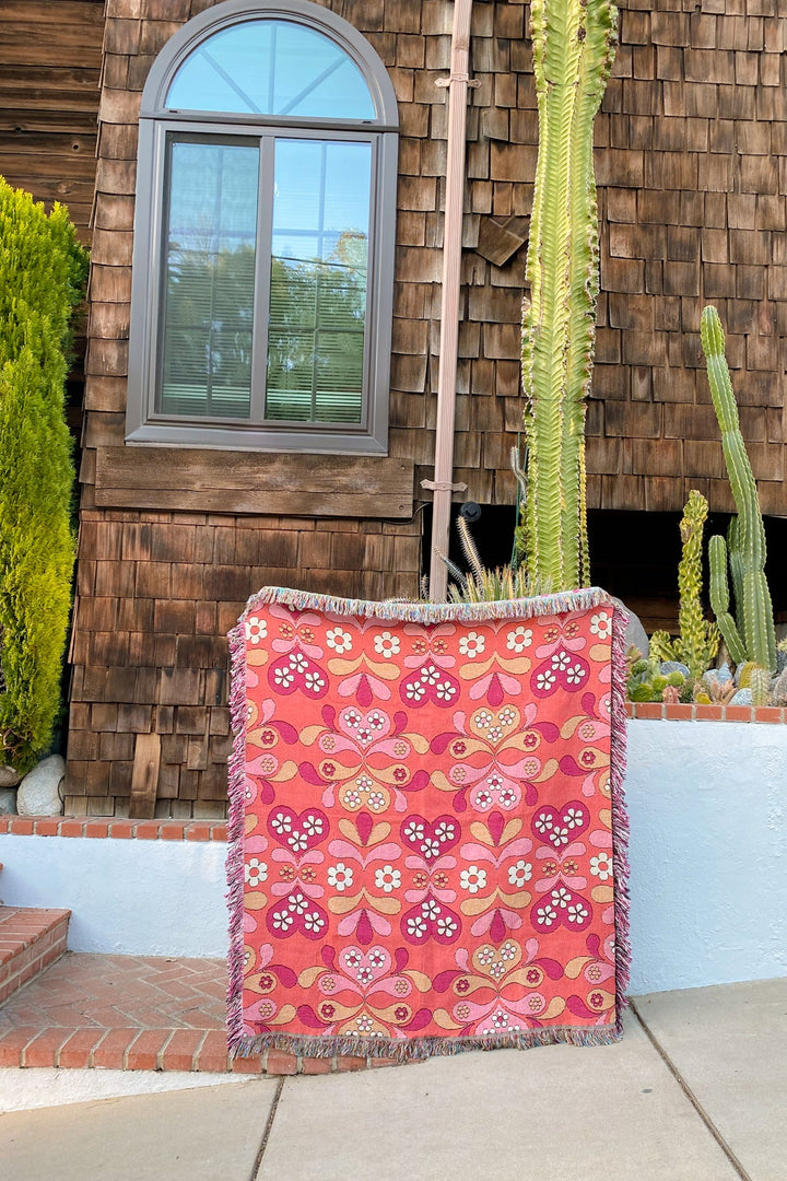 Daisy Woven Throw Blanket in Rose