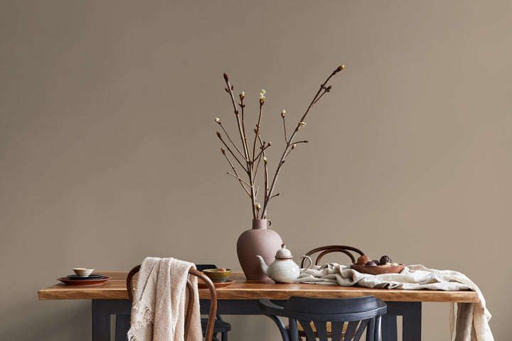 Solid Color Wallpaper Featuring an Earthy Hue in Grullo Gray - D422