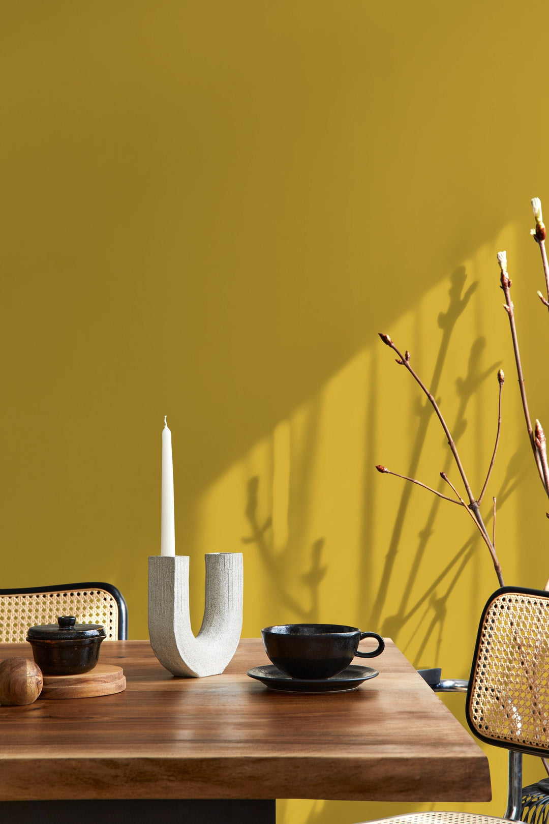 Minimalist Wallpaper with a Solid Color Design in Golden Yellow - D436